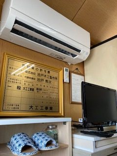 事務所にエアコンが設置されました。